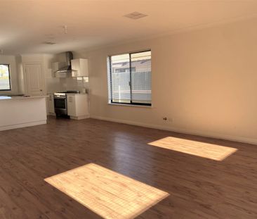 Neat and Tidy Town House in Prime Location! - Photo 1