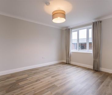 4 bedroom end of terrace house to rent - Photo 4