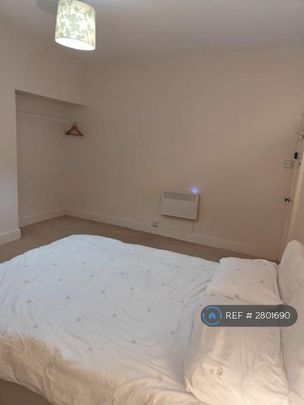 1 bedroom in a flat share to rent - Photo 1
