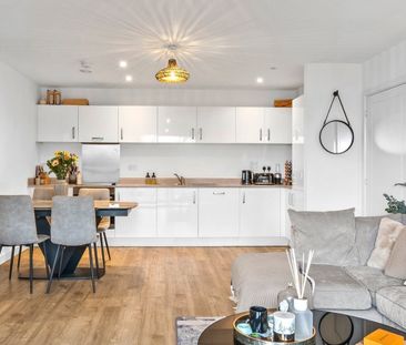 Spitfire Chase, Walton-on-Thames, KT12 - Photo 4