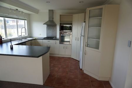 Modern, fully furnished single level house - Photo 4