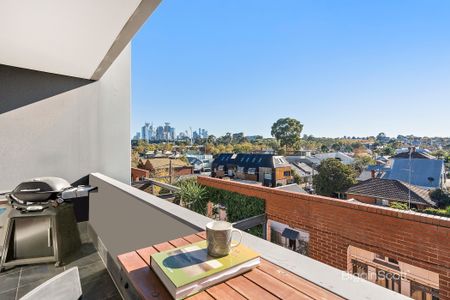 FULLY FURNISHED ONE BEDROOM APARTMENT ON RICHMOND HILL! - Photo 3