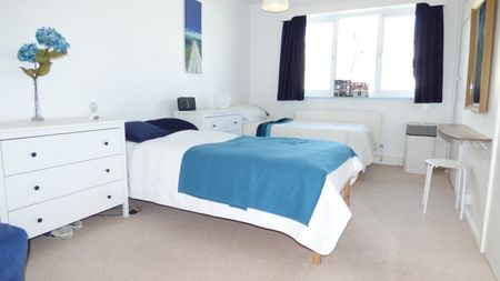 A 2 Bedroom Flat Instruction to Let in Bexhill-on-Sea - Photo 3