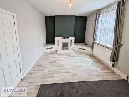 3 bedroom House To Let Total Size: 915 SQ FT - Photo 2