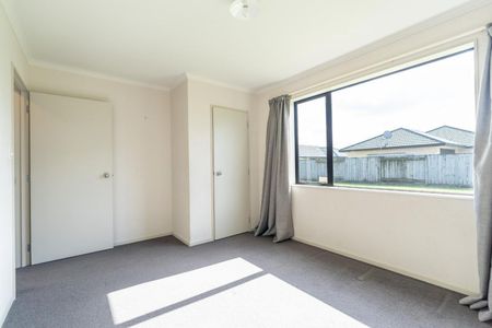 Bright and spacious Kelvin Grove home - Photo 5