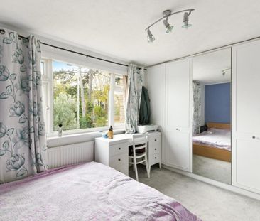 Iris Close, Surbiton - Photo 2