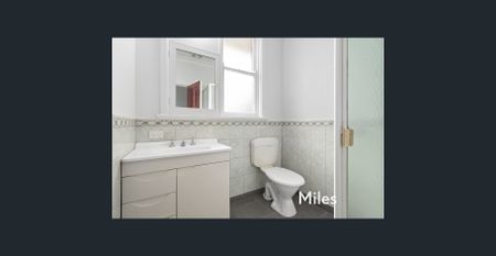 DELIGHTFUL THREE BEDROOM HOME - Photo 4