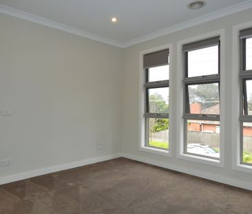 Luxury Townhouse in Prime Location! - Photo 6