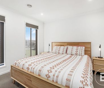 GREAT FAMILY HOME WITH EXTRA SHED & SIDE ACCESS FOR BOAT OR VAN - Photo 2