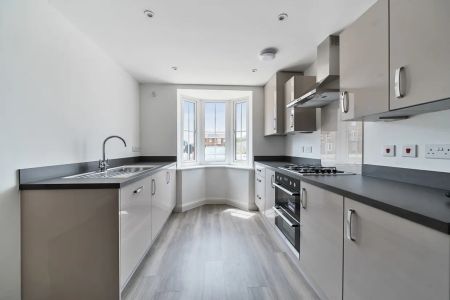 4 bedroom semi-detached house to rent - Photo 5