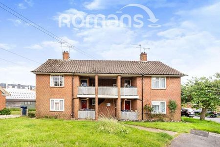 Cherry Tree Close, Farnham, Surrey, GU9 - Photo 3