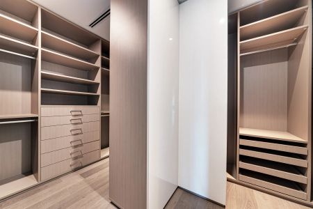 Bespoke and Luxurious Family Home in Sought-After Location with Panoramic Water Views - Photo 3