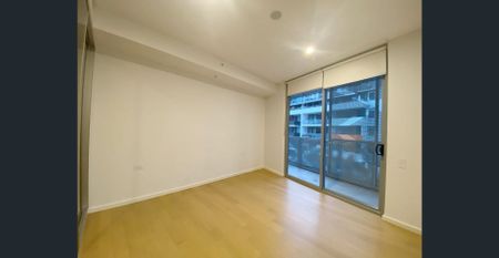 Spacious 2-Bedroom Apartment with Expansive Balcony - Photo 2