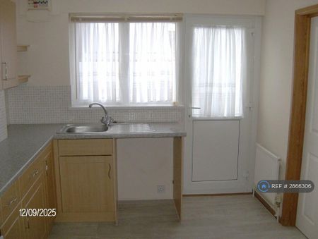 2 bedroom terraced house to rent - Photo 4