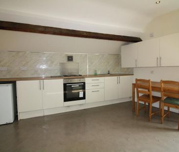 1 bedroom in a flat share to rent - Photo 3