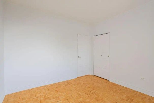 4840 Côte St-Luc Montreal — 5 ½ - Photo 1