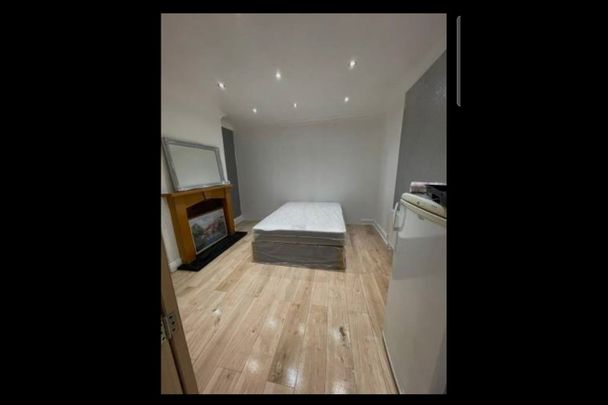 Room in a Shared House, Edgefield Avenue, IG11 - Photo 1