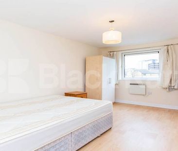 Spacious two bed two bath set within a modern devlopment - Photo 5