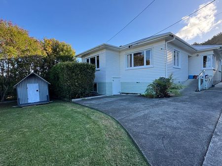 Charming 2BR Home with Courtyard, Fully Fenced - Photo 5