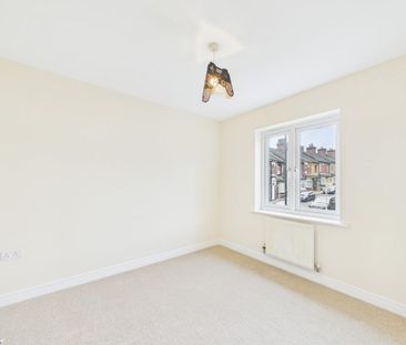 3 bedroom semi-detached house to rent - Photo 2
