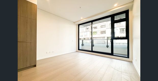 Bright, Modern & Oversized 1-Bedroom in Prime Erskineville Location - Photo 1