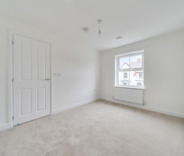 4 bedroom detached house to rent - Photo 2