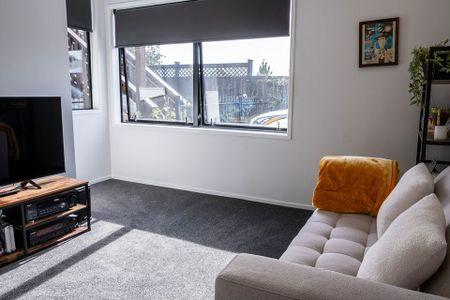 Modern 4BR Te Atatu Gem - AC & Garden! - Photo 4