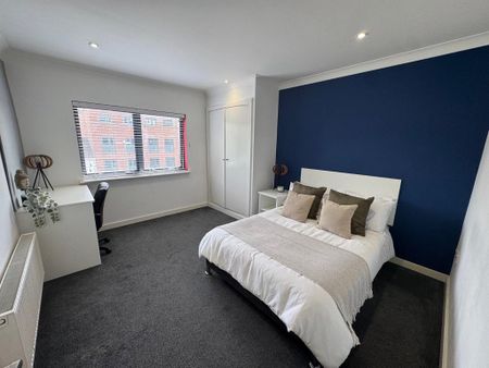 4 bedroom flat to rent - Photo 2