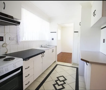 Charming Molendinar Family Home - Photo 3