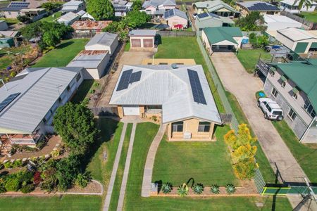 Large Family Home With 3 Car Accommodation - Photo 5