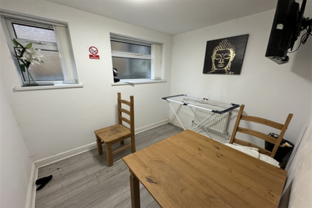 1 bedroom in a house share to rent - Photo 5