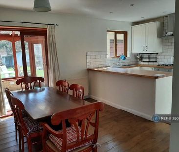 3 bedroom semi-detached house to rent - Photo 3