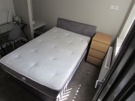 Room in a Shared House, Hannan Road, L6 - Photo 5