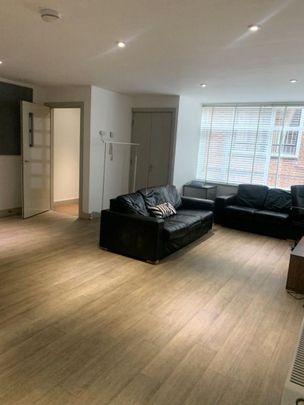 4 bedroom flat to rent - Photo 1