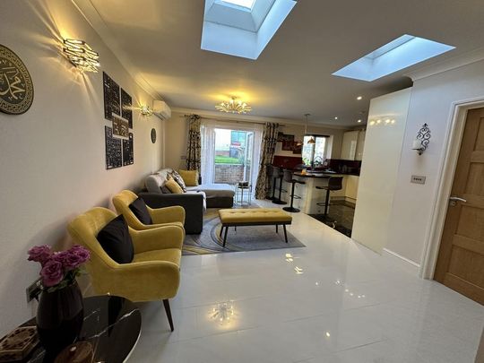 5 bedroom semi-detached house to rent - Photo 1