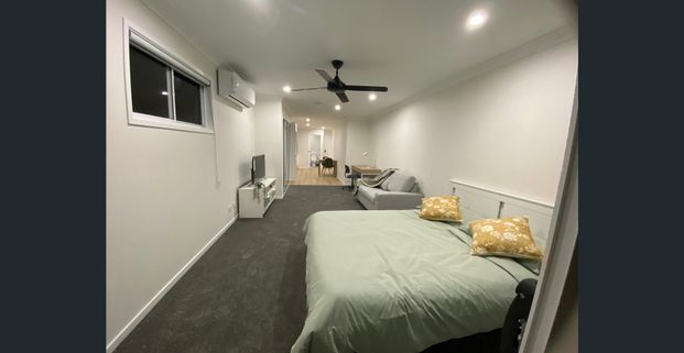 Superb lifestyle location, 5mins Walk to Westfield Carindale - Photo 1