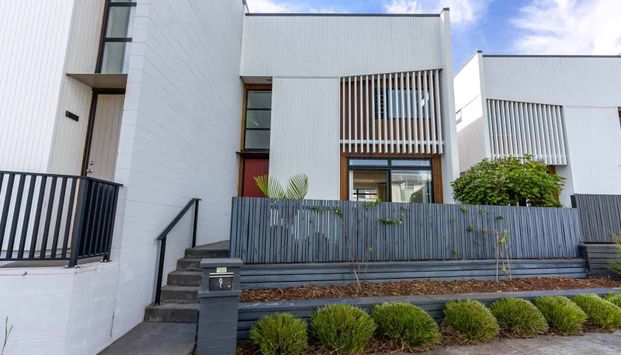 Easy care living - Photo 1