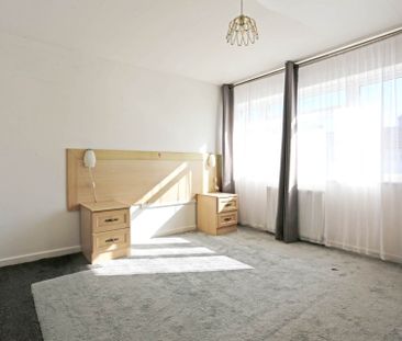 Price £2,150 pcm - Available Now - Part Furnished - Photo 4