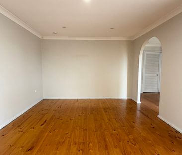 Comfort, Space & Convenience - Perfect Family Home in St Johns Park! - Photo 2