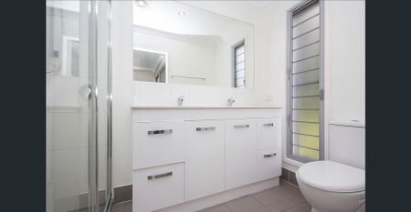 Spacious 4-Bedroom Double-Storey Home for Rent in Coomera - Photo 3