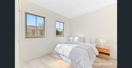 Elegant, Light-Filled Townhouse in Prime MWSC School Zone - Photo 2
