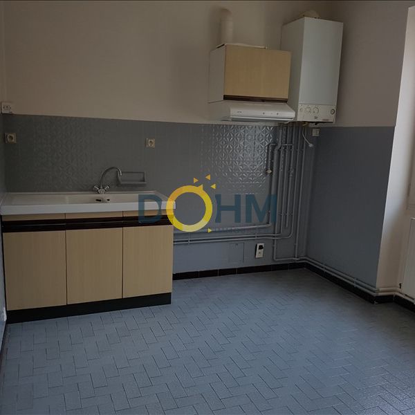 CENTRE DE LA TOUR DU PIN T3 AU 2EME ETAGE CUISINE/SEPAREE 1 SALON 2 CHAMBRES 1 SALLE D EAU 1 GARAGE ... - Photo 1