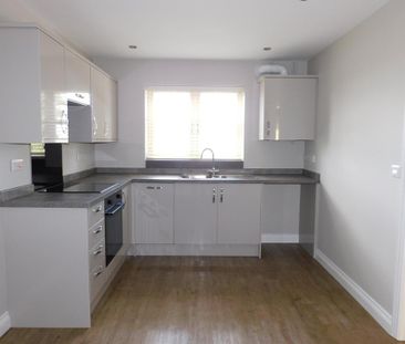 3 bedroom semi-detached house to rent - Photo 5