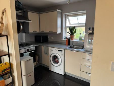 2 Bed Flat, Piper Way, IG1 - Photo 5