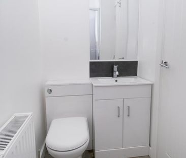 1 bedroom in a flat share to rent - Photo 2