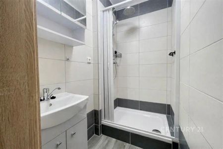 Dlouhodobý pronájem bytu 2+kk s lodžií o 42 m - Photo 5