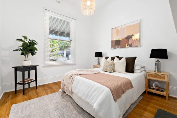 Light-Filled Terrace with North-Facing Garden – Prime Richmond Hill Location! - Photo 1