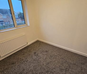 3 bed Semi-Detached - To Let - Photo 3