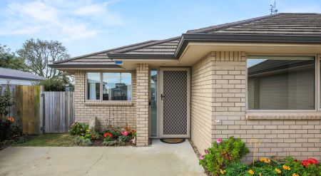 Three Bedroom Brick Home - Photo 5