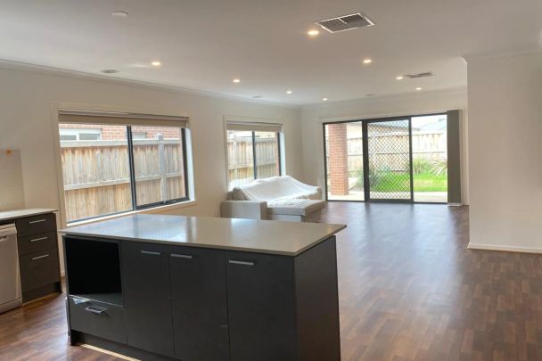 Modern Family living - Photo 1